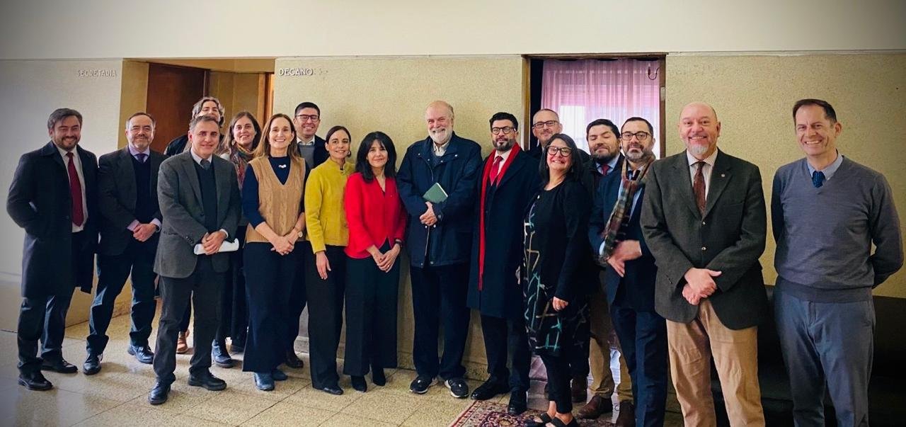 Renée Rivero junto al grupo de académicas y académicos que patrocinan su candidatura