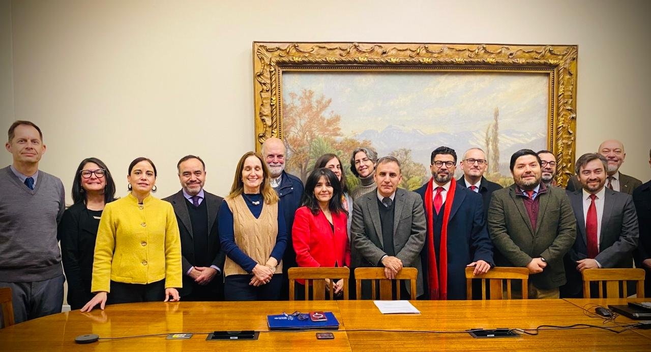 Académicas y académicos patrocinantes junto a Renée Rivero